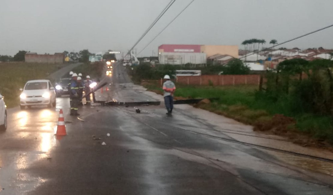 [Vídeo] Postes caem e carro é destruído com desabamento de muro após chuvas em Arapiraca