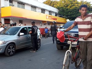 Homem passa mal dentro de carro no centro de Arapiraca