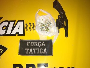 Arma e drogas são apreendidas com menor de idade em van de transporte complementar