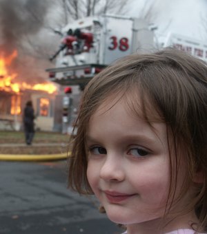 Meme de garota em frente a um incêndio é vendido por R$ 2,5 milhões