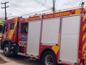 Curto-circuito em rede de alta tensão causa incêndio em casa abandonada na zona rural de Arapiraca