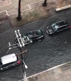 [Vídeo] Chuva deixa ruas e garagens alagadas e carros ilhados em Maceió