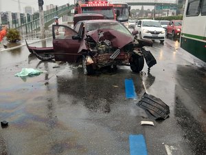 [Vídeo] Carro colide com poste e deixa aluno do Curso de Formação da PM ferido 