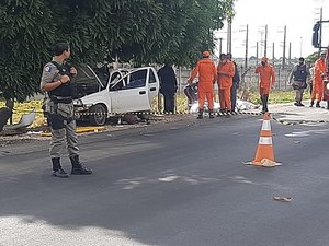 [Vídeo] Acidente na AL 110, em Penedo,  deixa três mortos e uma criança presa às ferragens