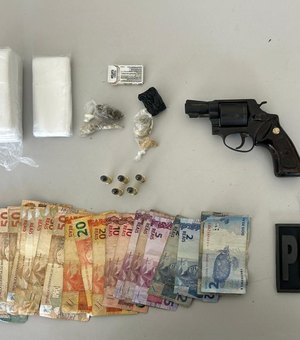 Mulher é flagrada com drogas e revólver escondido em fundo falso em Arapiraca