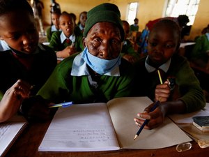 De volta à escola aos 98 anos, queniana dá exemplo para próxima geração