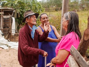 Tia Júlia acompanha perfuração de poço e chegada de água em comunidade rural