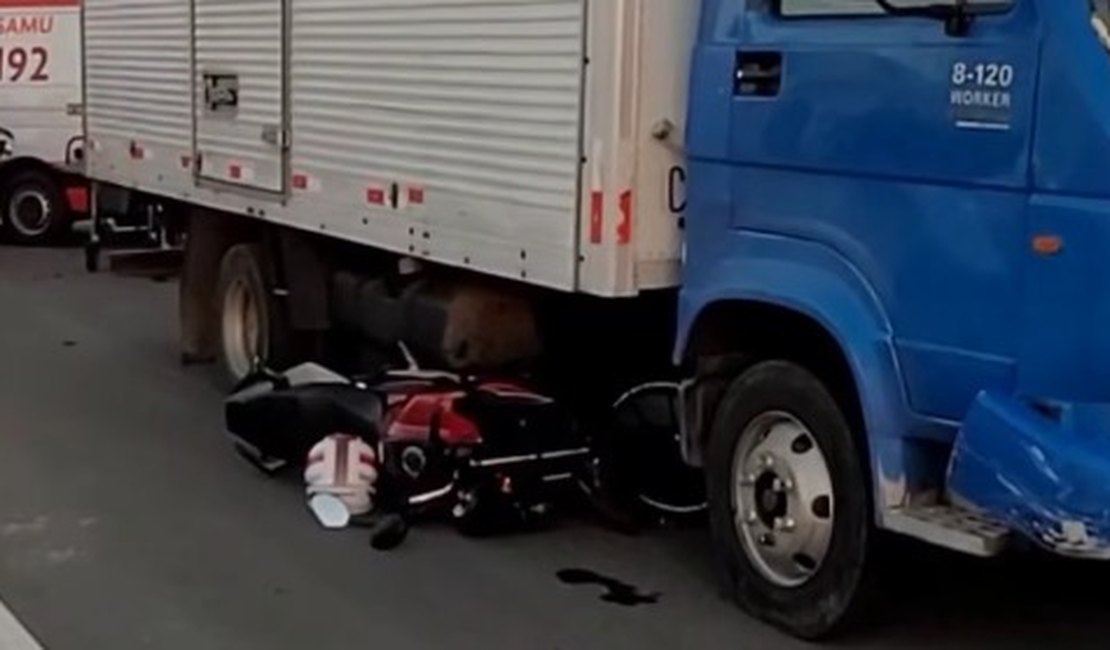 Jovem fica ferido após colisão entre motocicleta e caminhão em Arapiraca