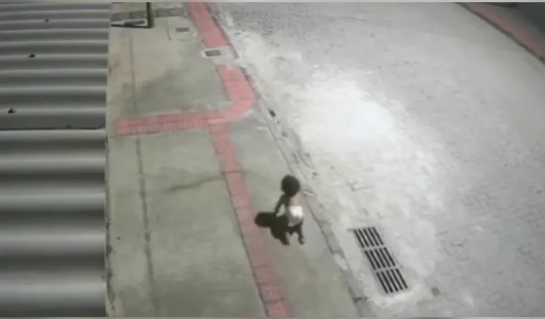 Bebê é encontrada sozinha engatinhando na rua durante madrugada no Espírito Santo