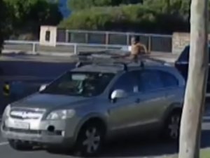 Criança de 4 anos é vista sobre teto de carro, enquanto mãe dirige