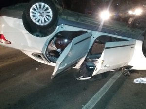 Condutor tenta desviar de animal e moto e capota com veículo na AL-115