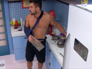 Arthur promete 'avacalhar' comida da xepa se continuar no BBB