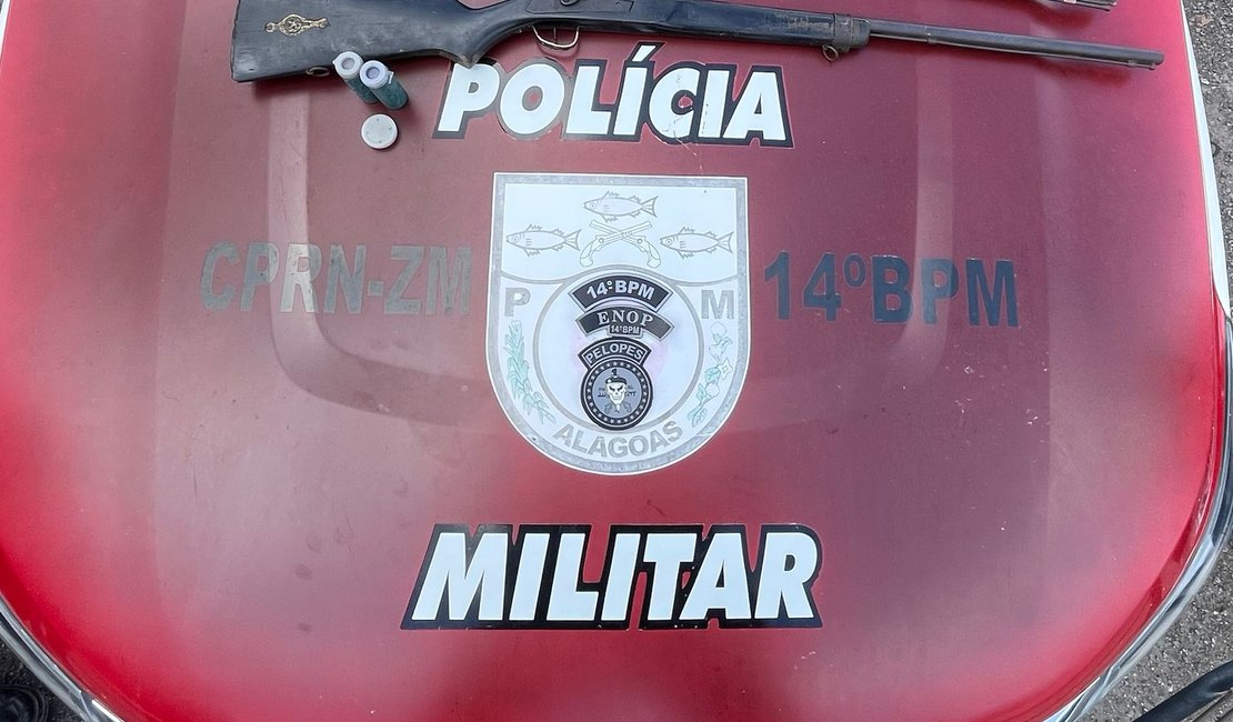 Policiais do 14º BPM identificam homem que armazenava arma de fogo; duas carabinas foram apreendidas