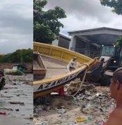 Ressaca do mar arrasta embarcações e danifica calçadão em Maceió