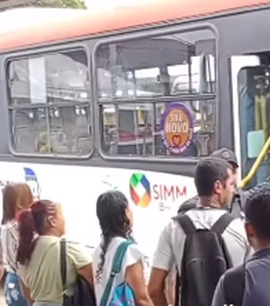 Passageiros se revoltam com atraso na saída de ônibus no terminal do Benedito Bentes