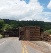 Veículo de carga tomba e interdita BR-104, altura do município de Pilar 