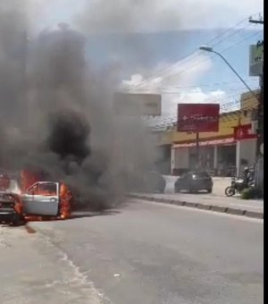 Veículo pega fogo em frente a pizzaria na Serraria