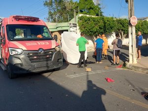 Caminhão avança parada obrigatória e bate em moto com casal em Arapiraca