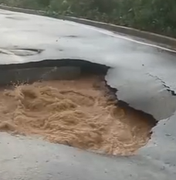 Chuva forte abre cratera em pista recém-asfaltada no bairro Guaribas, em Arapiraca
