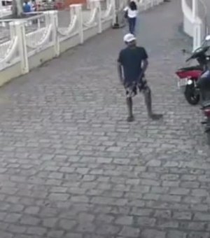 [Video] Homem furta motocicleta na Concatedral em Arapiraca