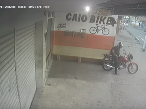 Vídeo flagra assaltante se preparando para cometer um crime