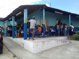 Pais fazem filas em escolas para garantir matrícula