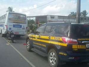 Duas pessoas ficam feridas após colisão com micro-ônibus