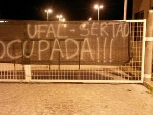 Contra a PEC 241, estudantes mantêm ocupação de unidades federais; Enem pode ser suspenso