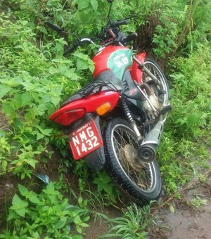 Motocicleta com queixa de roubo é recuperada após ser abandonada