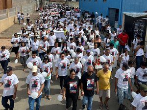 Passeata pede esclarecimento sobre morte de jovem após perseguição policial em Palmeira