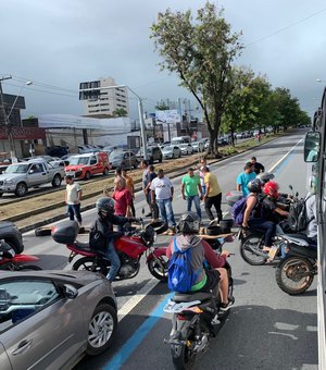 Motoristas de aplicativo fecham avenidas na capital após morte de colega de trabalho
