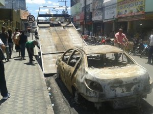 Carcaça de carro incendiado é removido do centro da Arapiraca