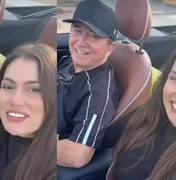 Amado Batista faz passeio romântico em carro conversível com a namorada