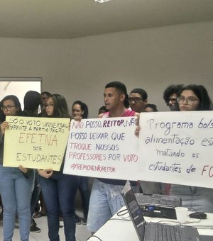 Estudantes da UNEAL protestam durante reunião do CONSU