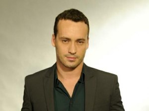 Ator filma suposto OVNI durante voo e gera discussão