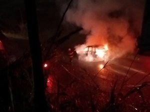 [Vídeo] Carro fica totalmente incendiado em São Luís do Quitunde