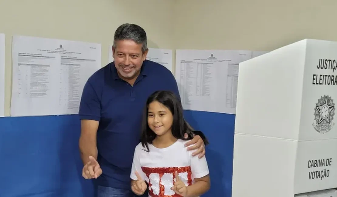 Candidato à reeleição para deputado federal, Arthur Lira (PP) vota no interior de Alagoas