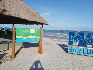 Placas de sinalização orientam turistas em Maragogi