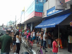 Consumidores fazem fila para pagar contas em lotéricas