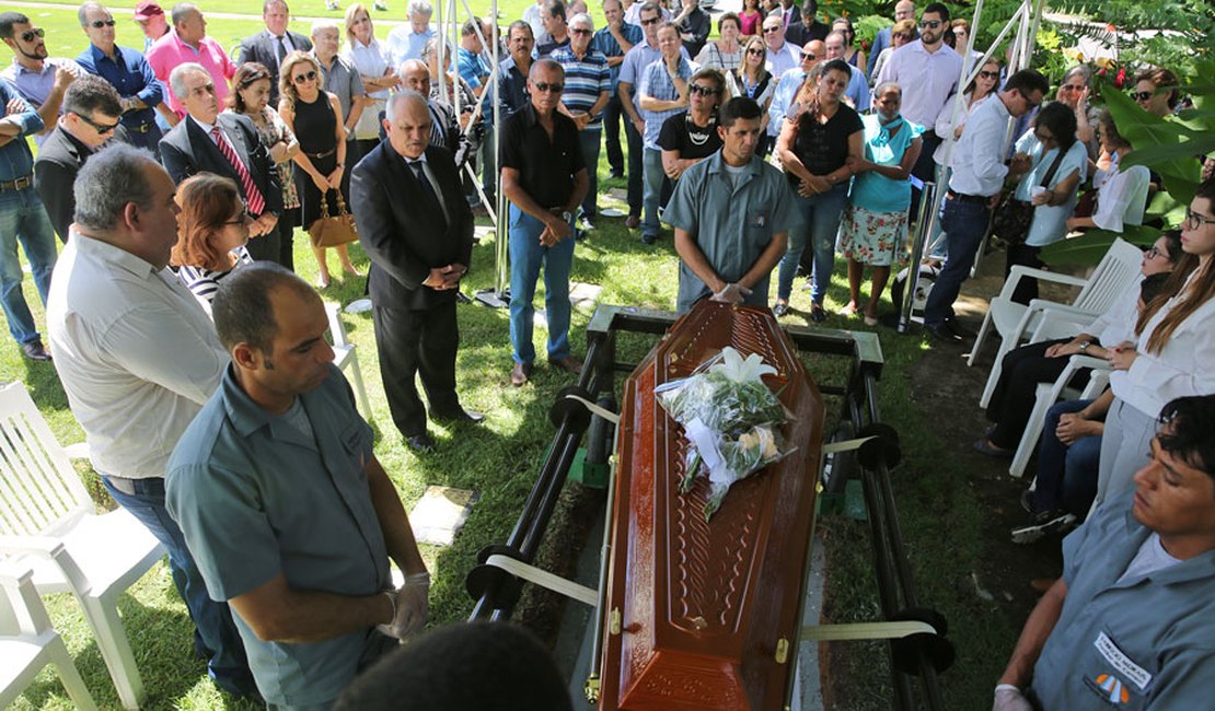 ?Familiares e autoridades se despedem do jornalista Vladimir Calheiros