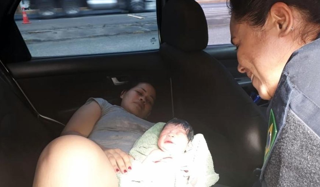 Mulher dá à luz menina em carro de app antes de chegar a maternidade