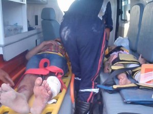 Colisão entre carro e moto deixa três feridos no Agreste