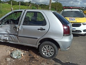 Condutores ficam feridos após colisão entre carro e motocicleta, na AL-110