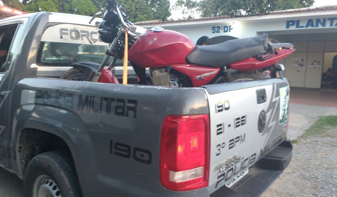 Polícia Militar recupera moto roubada com menor e condutor foge, em Arapiraca