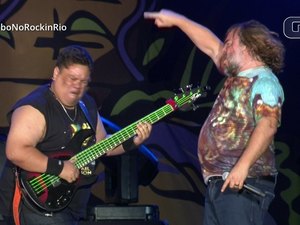 Baixista brasileiro toca forró com Jack Black no palco do Rock In Rio 