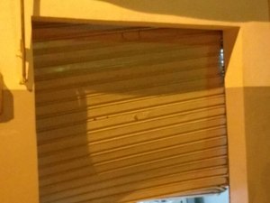 Criminosos armados com fuzis arrombam agência bancária e fazem guardas de reféns