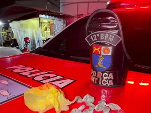 Homem é preso acusado de tráfico de drogas em praça pública de Maceió