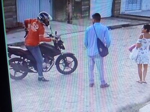 Homem com arma de fogo assalta moradores na Santa Lúcia