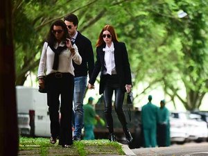 Marina Ruy Barbosa e o marido vão ao velório de Tuka Rocha