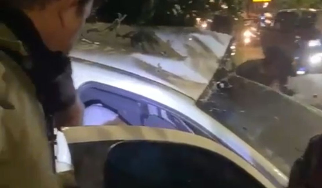 Carro colide contra árvore e deixa duas pessoas presas às ferragens em Maceió